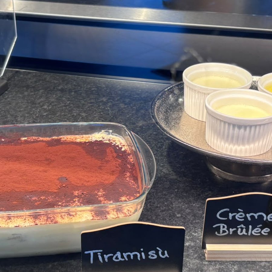 Tiramisù, Crème brûlée und Panna cotta in der Vitrine