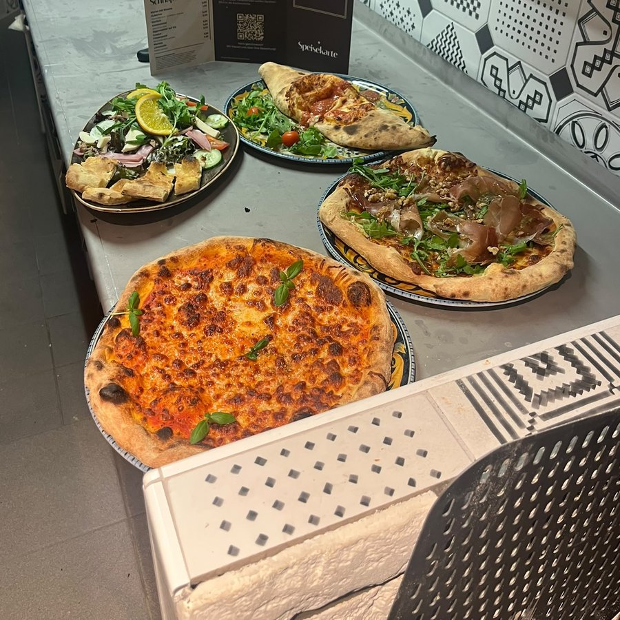 Pizza, Calzone und Salat