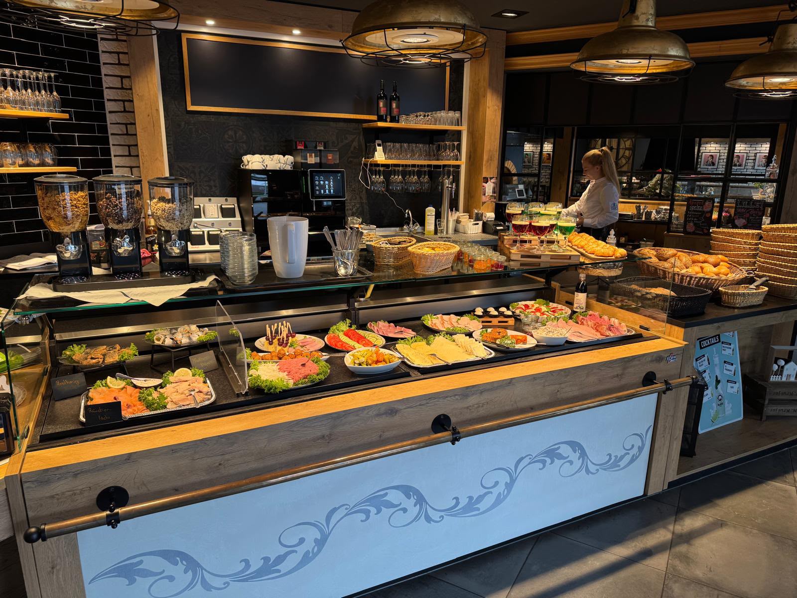 Unsere Theke mit Frühstücksbuffet